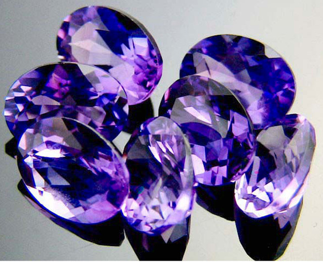 Loose amethyst gems