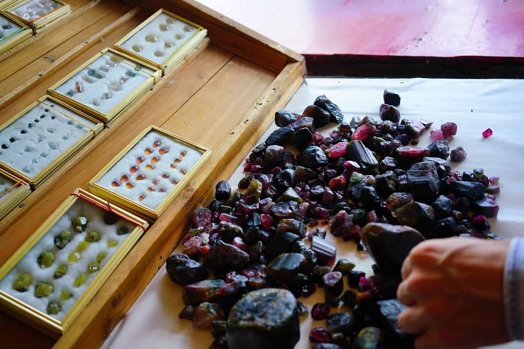 Loose rough gemstones and rubies